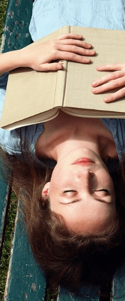 side bar_liggen op bank met boek